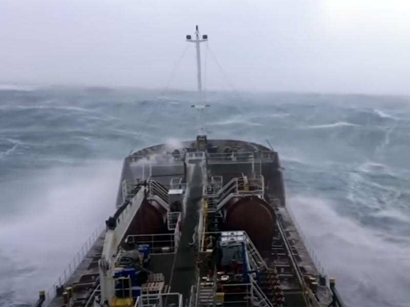 ΠΛΟΙΑ ΜΕ ΘΑΛΑΣΣΟΤΑΡΑΧΗ