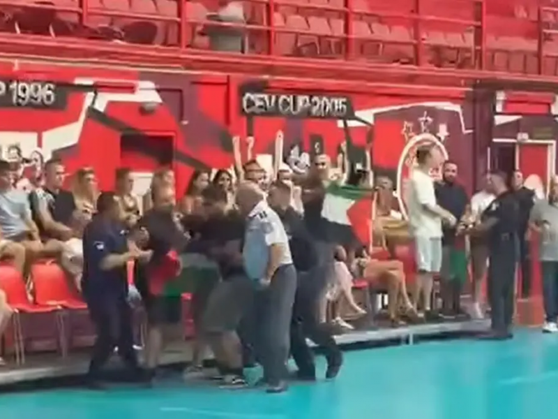 Σημαίες της Παλαιστίνης σε αγώνα βόλευ