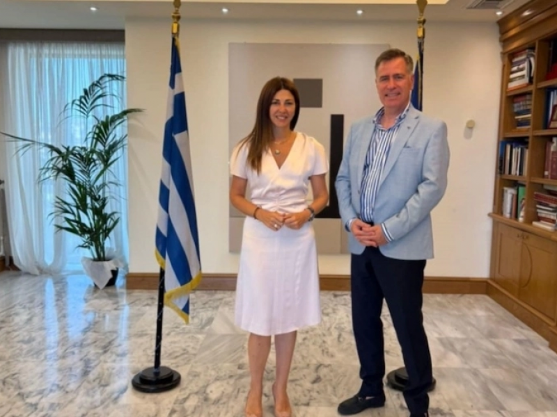 Η Σοφία Ζαχαράκη με τον Πρύτανη του ΔΙΠΑΕ