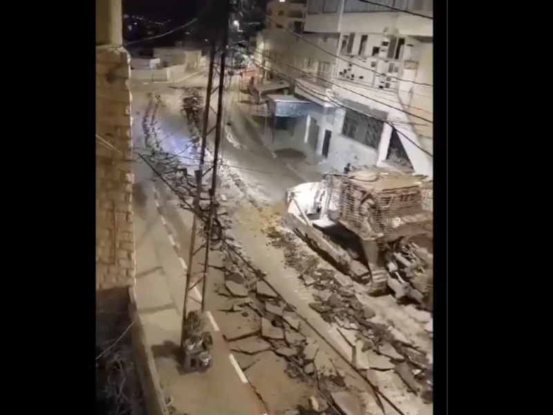 Όχημα του IDF καταστρέφει δρόμους στη Γάζα