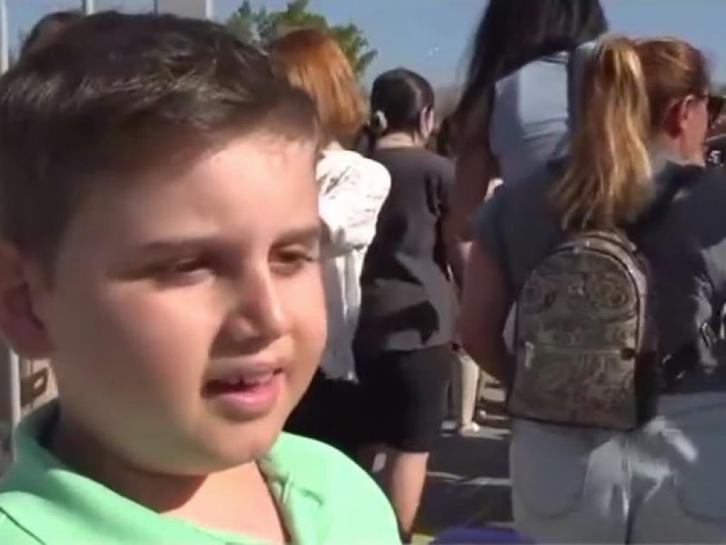 Ο viral μαθητής Άγγελος στον αγιασμό σχολείου