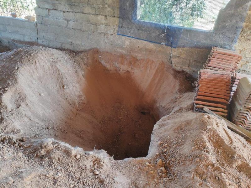 Το σημείο που είχε θάψει η 62χρονη τη μητέρα της, μαντρί με τρύπα στο έδαφος