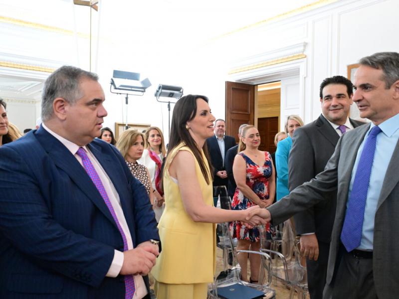 Η υφυπουργός Εσωτερικών, Βιβή Χαραλαμπογιάννη σε χειραψία με τον Μητσοτάκη