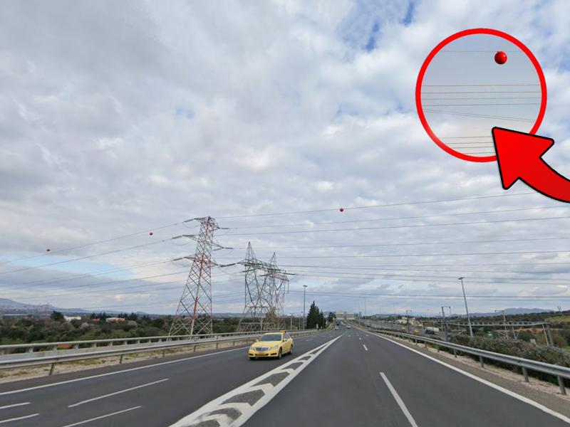 Τι σημαίνουν οι μπάλες στα καλώδια ρεύματος δίπλα στην Αττική Οδό