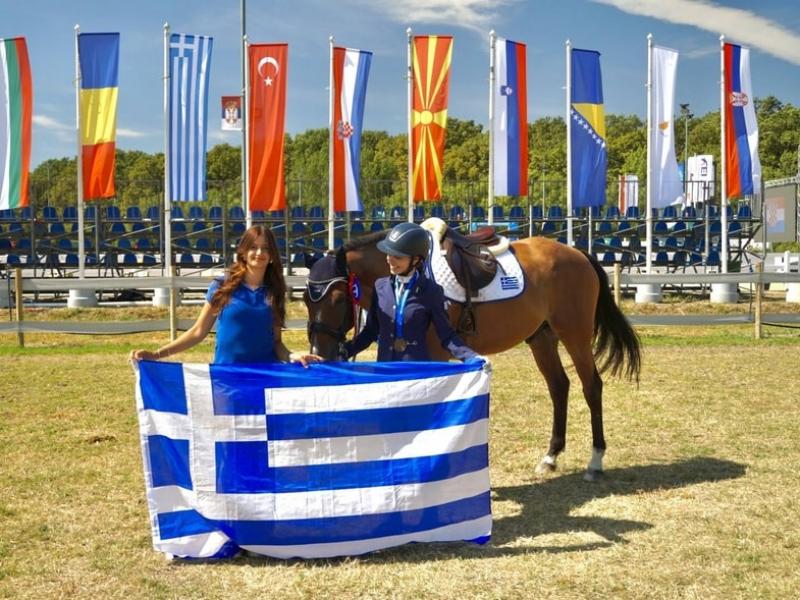 φοιτήτρια της Ιατρικής Σχολής, Καμπέρου Θανούλα – Δανάη, ανέβηκε στο βάθρο κατακτώντας χάλκινο μετάλλιο στους Βαλκανικούς Αγώνες Υπερπήδησης Εμποδίων