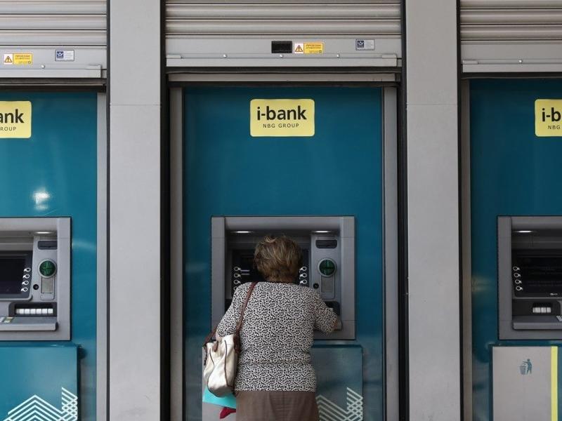 Γυναίκα συνταξιούχος σε ΑΤΜ της Εθνικής Τράπεζας