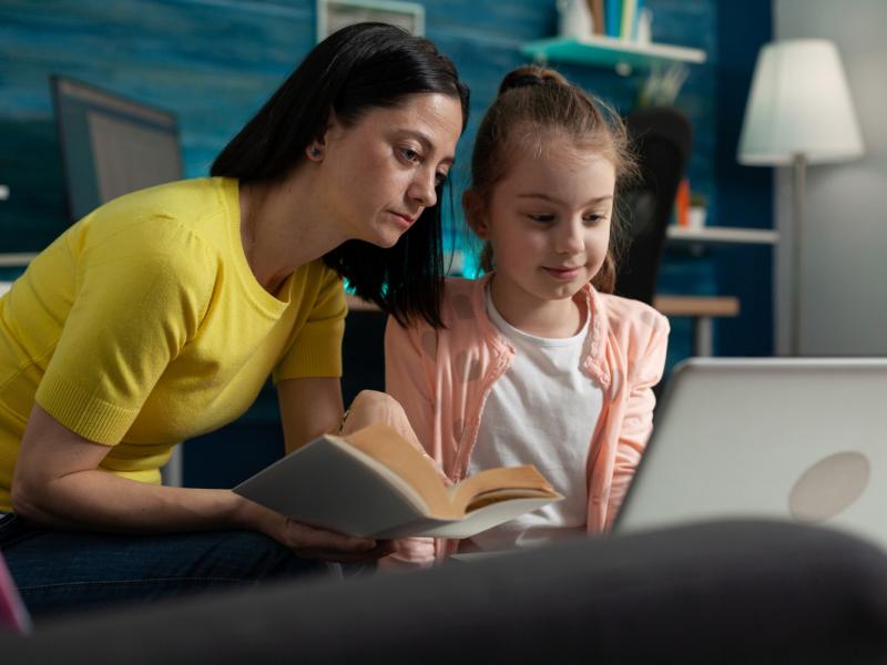 Μαθητές κάνουν εργασίες με ΑΙ - Τι κάνουν οι εκπαιδευτικοί;