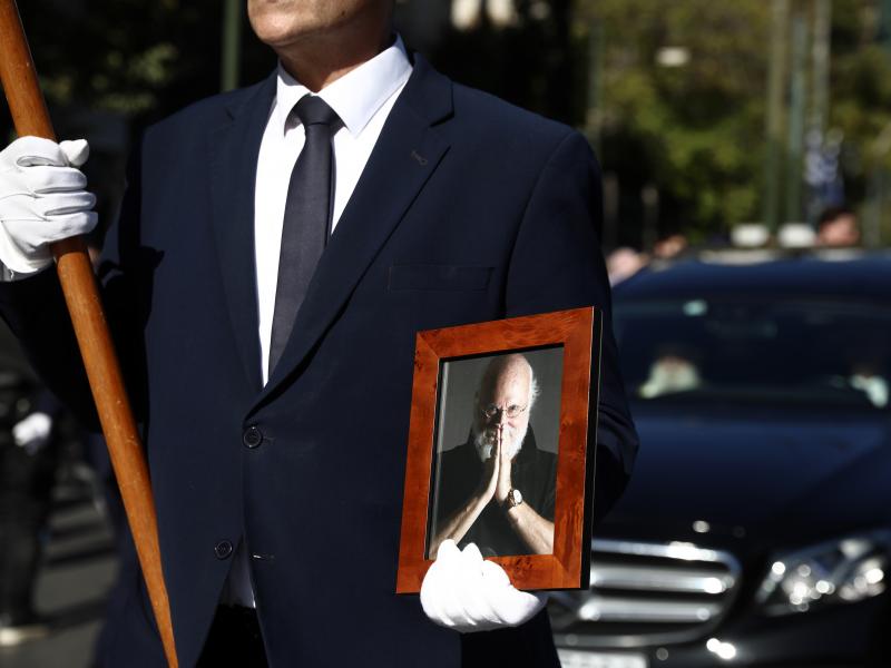 ΠΟΜΠΗ ΤΗΣ ΣΟΡΟΥ ΤΟΥ ΔΙΟΝΥΣΗ ΣΑΒΒΟΠΟΥΛΟΥ ΓΙΑ THN ΤΑΦΗ ΣΤΟ Α ΝΕΚΡΟΤΑΦΕΙΟ ΑΘΗΝΩΝ