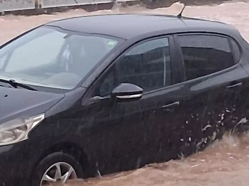 Πλημμύρισαν δρόμοι σε Αιτωλικό και Κατοχή: Ακαθάριστα φρεάτια καταγγέλλουν οι κάτοικοι - Δείτε φωτογραφίες