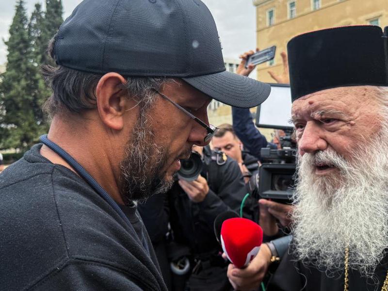 Ο Αρχιεπίσκοπος Ιερώνυμος επισκέφθηκε σήμερα τον Πάνο Ρούτσι στο Σύνταγμα, ο οποίος συνεχίζει για 22η ημέρα την απεργία πείνας