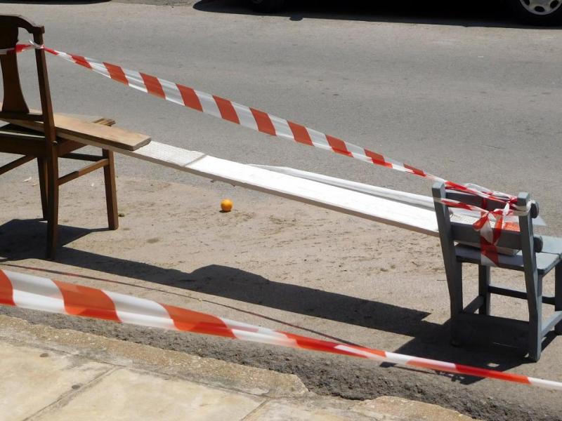 Καρέκλες σε θέση πάρκινγκ