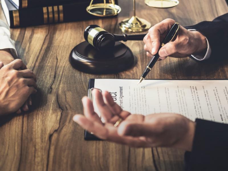 Συμβολαιογράφος μιλάει με πελάτη για κληρονομιά