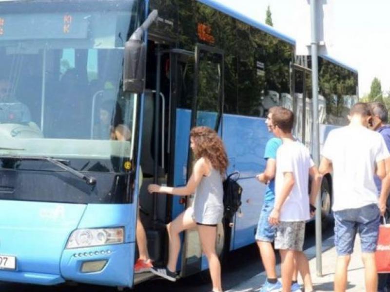 Λεωφορεία, μαθητές επιβιβάζονται