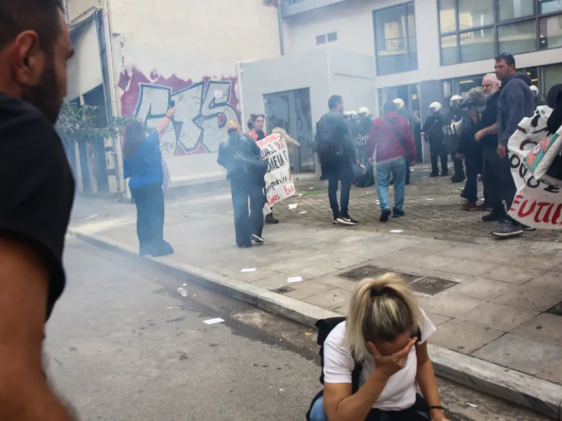 Επίθεση των ΜΑΤ σε γονείς και εκπαιδευτικούς με χημικά