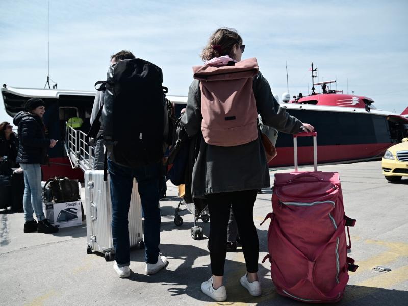 Μετακίνηση με πλοίο, κόσμος περιμένει στην ουρά με βαλίτσες