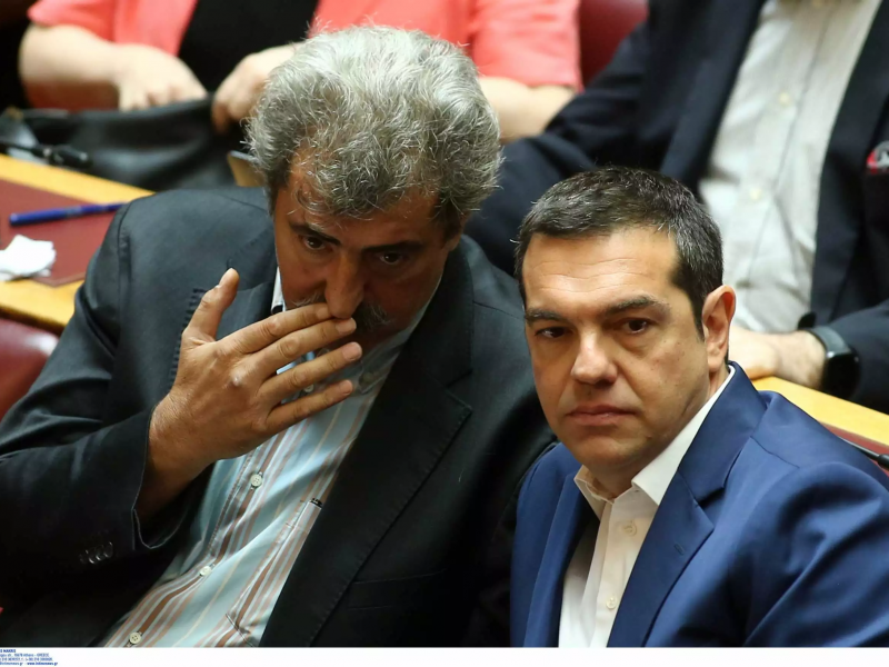 Ο Παύλος Πολάκης μιλάει με τον Αλέξη Τσίπρα στη Βουλή