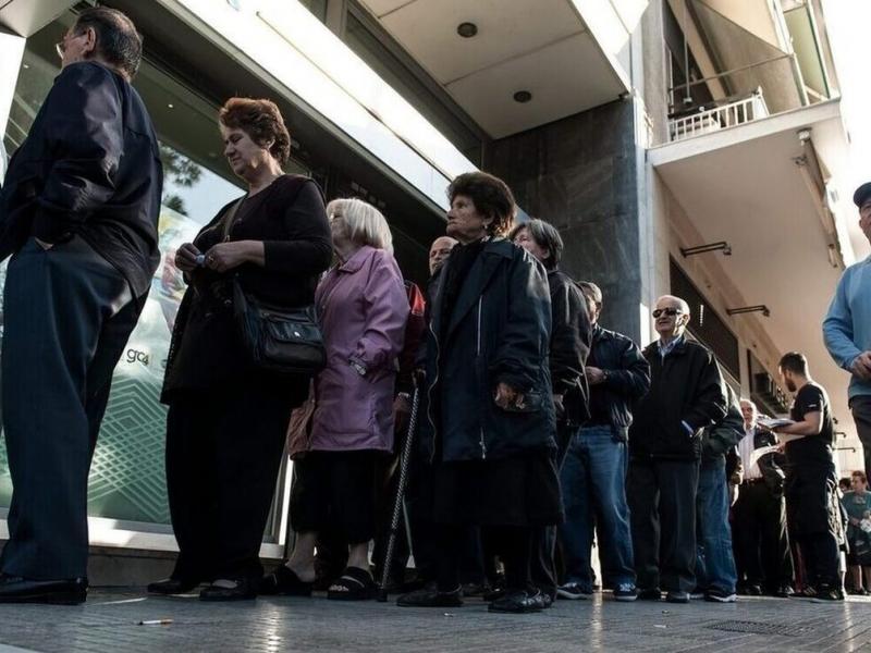 Συνταξιούχοι περιμένουν σε ουρά τράπεζας
