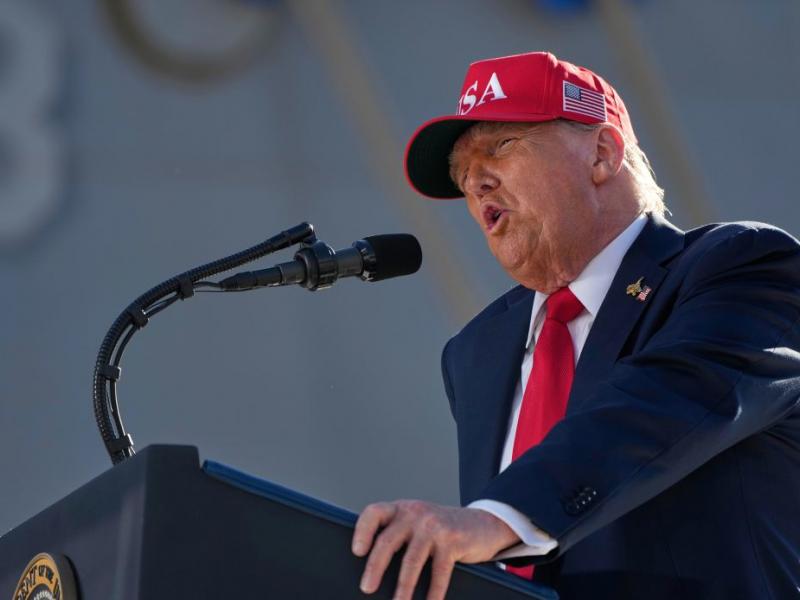 Ο Ντόναλντ Τραμπ σε ομιλία του με καπέλο MAGA