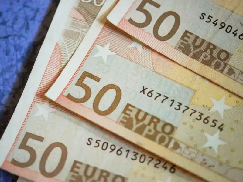 Τρία χαρτονομίσματα των 50 ευρώ στη σειρά
