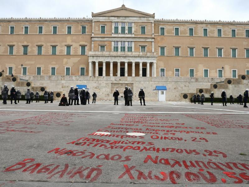 Μνημείο θυμάτων των Τεμπών στο Μνημείο του Άγνωστου Στρατιώτη έξω από τη Βουλή