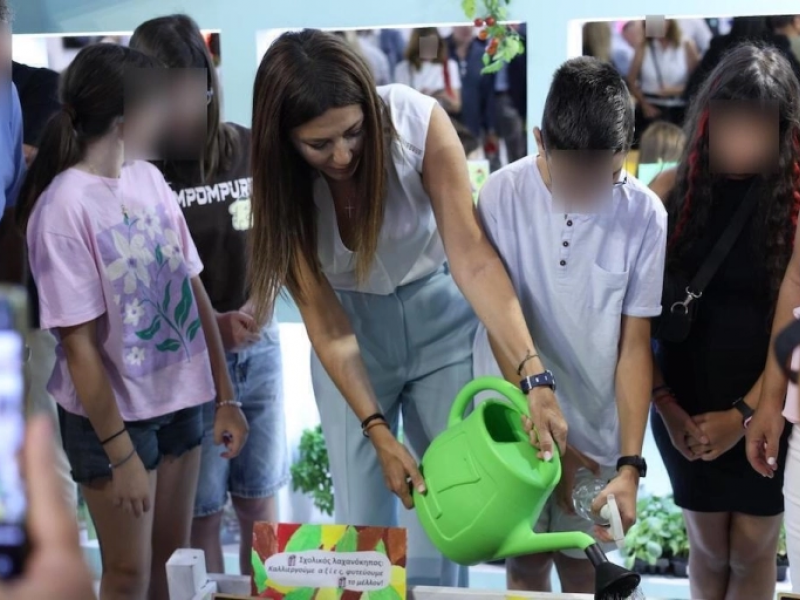 Λαχανόκηποι στα σχολεία, η Σοφία Ζαχαράκη ποτίζει