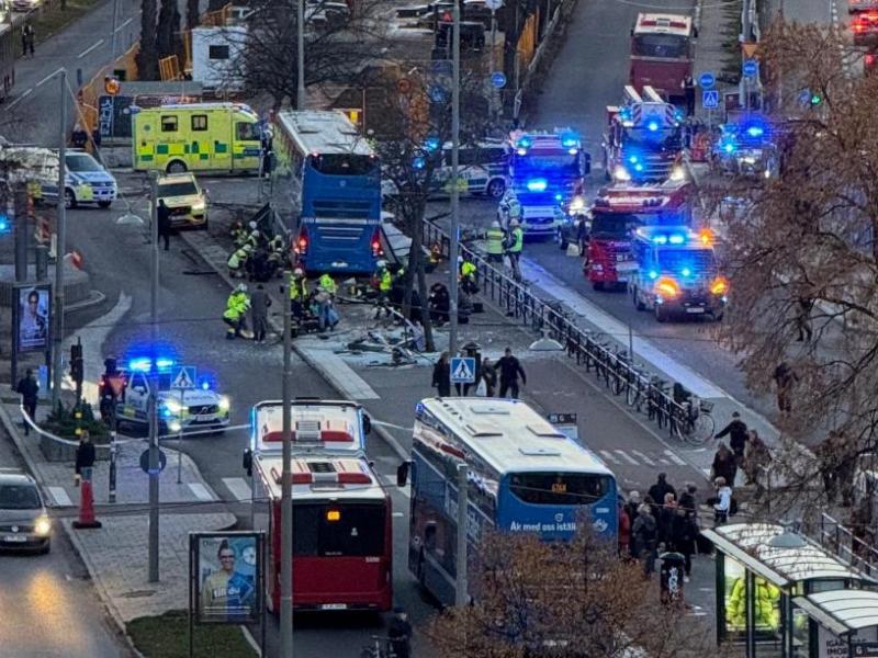 Λεωφορείο έπεσε σε στάση στη Στοκχόλμη