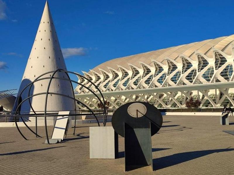 Στην εικόνα βλέπουμε μια υπαίθρια συλλογή τέτοιων επινοήσεων με «ρολόγια» από ολόκληρη την πορεία της ανθρωπότητας, στην «πόλη των Τεχνών και της Επιστήμης» της Βαλένθια.