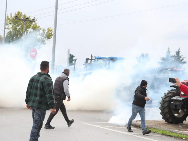 ΤΩΡΑ – Θεσσαλονίκη: Άγρια επεισόδια με ΜΑΤ και αγρότες για την πρόσβαση στο αεροδρόμιο «Μακεδονία» (ΦΩΤΟ – VIDEO)