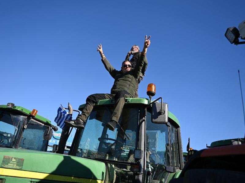 Αγρότες πάνω σε τρακτέρ κατά τη διάρκεια μπλόκου