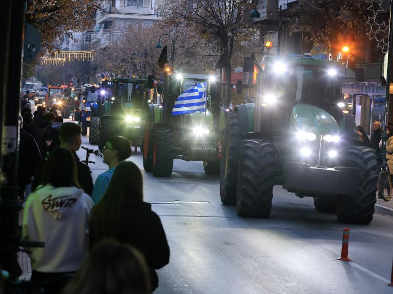 Διαμαρτύρονται οι αγρότες με τρακτέρ