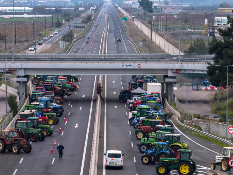 Αγρότες σε μπλόκο σε εθνική οδό
