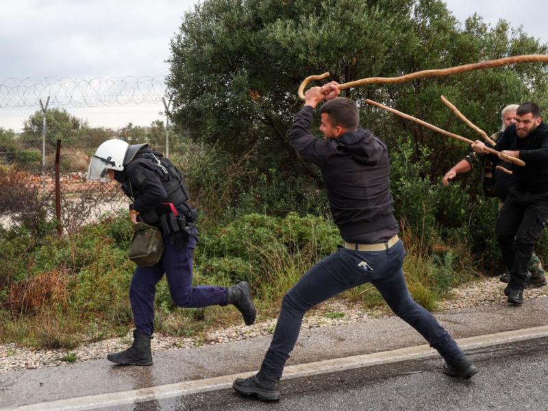 Αγρότες έφτασαν στο σημείο να επιτεθούν σε αστυνομικούς