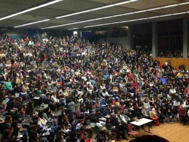 Γεμάτο αμφιθέατρο με φοιτητές σε Πανεπιστήμιο