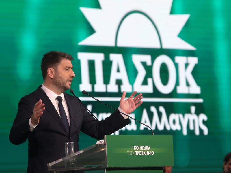 Ο Νίκος Ανδρουλάκης μιλάει και πίσω φαίνεται λογότυπο του ΠΑΣΟΚ