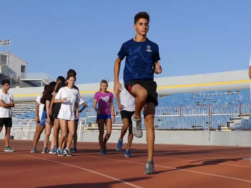 Μαθητές αθλούνται σε στίβο