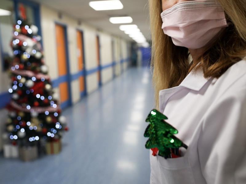Γιατρός στο νοσοκομείο με Χριστουγεννιάτικο δέντρο