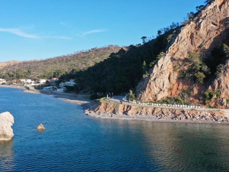 Ο παραλιακός δρόμος που συνδέει το Αλεποχώρι της Αττικής με τον Σχίνο της Κορινθίας