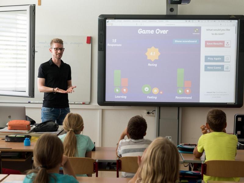 Εκπαιδευτικός Πληροφορικής διδάσκει σε αίθουσα με μαθητές