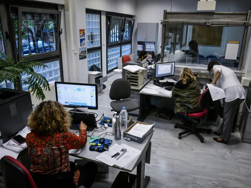 δημόσιοι υπάλληλοι