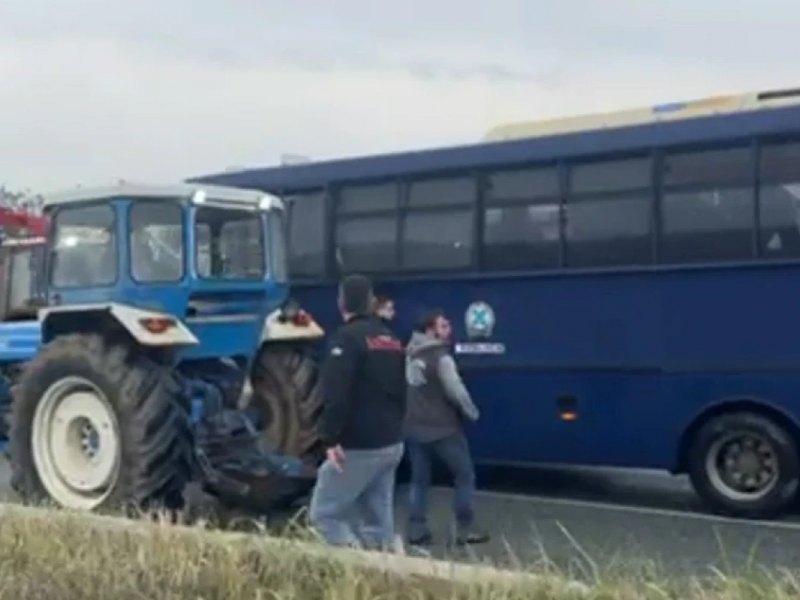 Κλούβα της αστυνομίας διασπά μπλόκο αγροτών στις Σέρρες