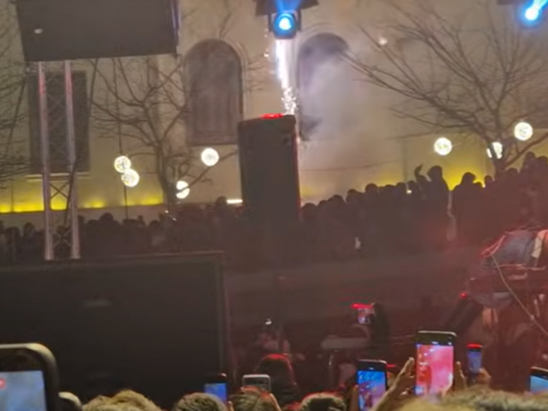 Κοζάνη: Πυροτεχνήματα με εκρήξεις στο άναμμα του δέντρου