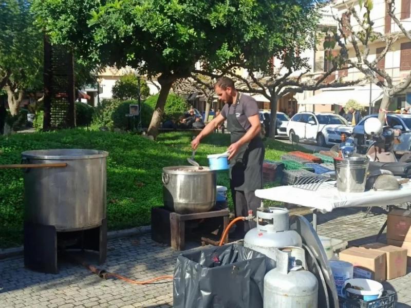 Αγρότες μοιράζουν βραστό κρέας στους πολίτες