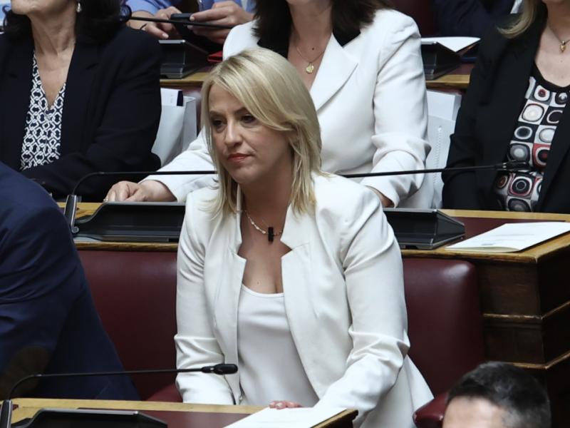 Η Ρένα Δούρου στη Βουλή