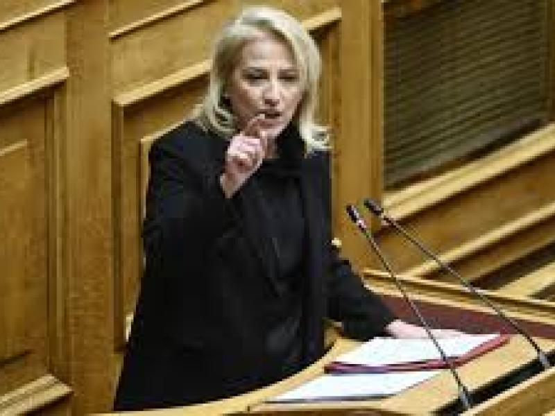 Η Ρένα Δούρου στη Βουλή