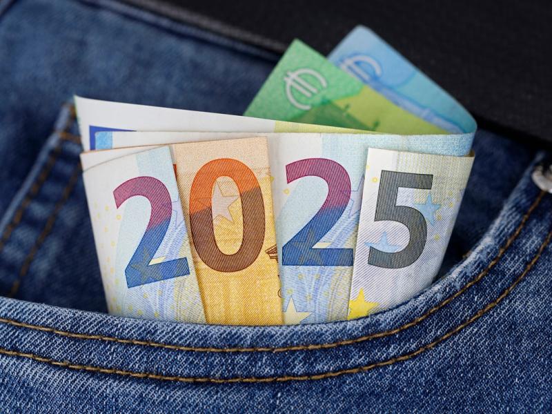 Χαρτονομίσματα ευρώ σε τσέπη που σχηματίζουν τον αριθμό 2025