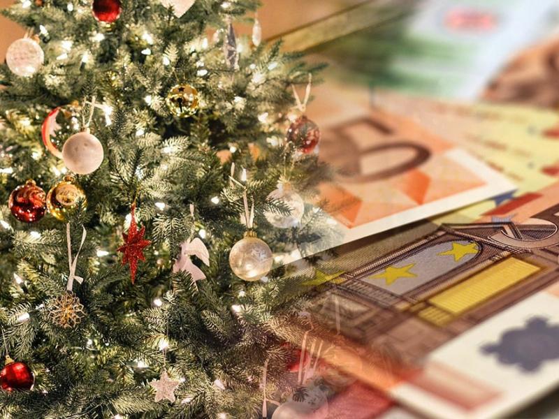 Χριστουγεννιάτικο δέντρο μαζί με χαρτονομίσματα των 50 ευρώ