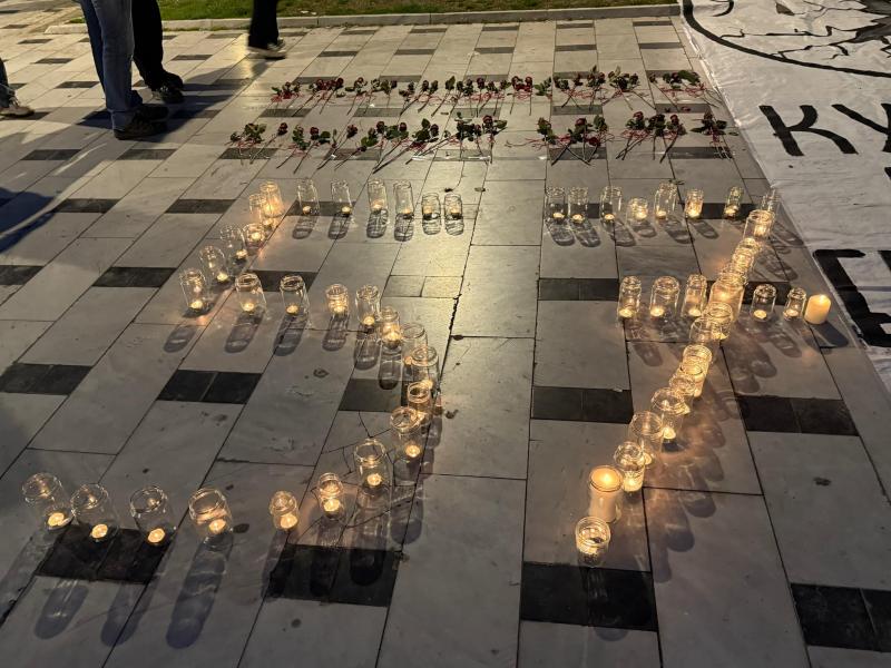 Μνημείο θυμάτων των Τεμπών στο Μνημείο του Άγνωστου Στρατιώτη έξω από τη Βουλή