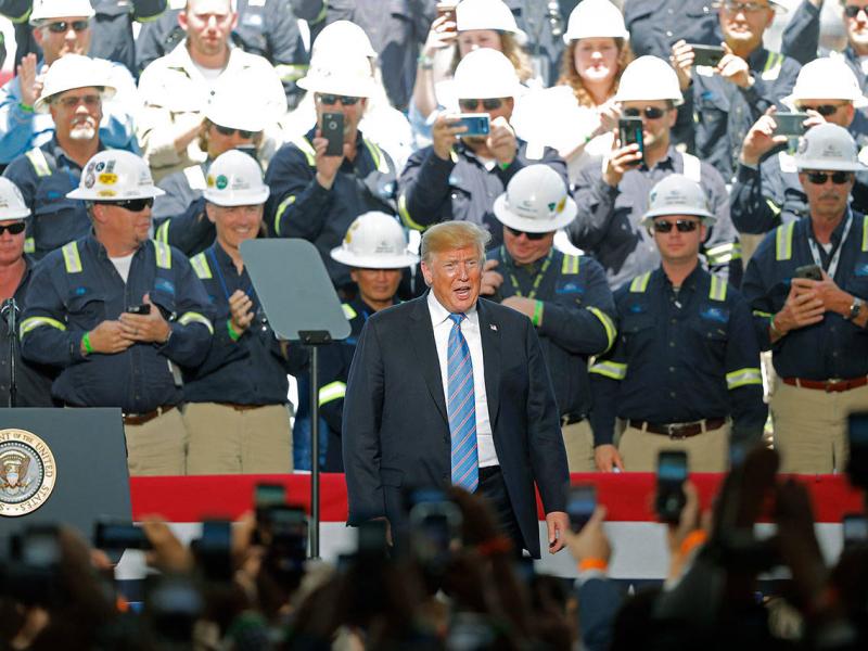 Ο Ντόναλντ Τράμπ με εργαζόμενους σε αέριο