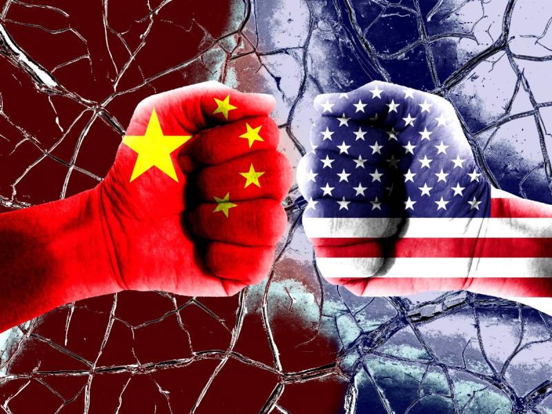 Γροθιές συγκρούονται με χρώματα στις σημαίες της Κίνας και των ΗΠΑ