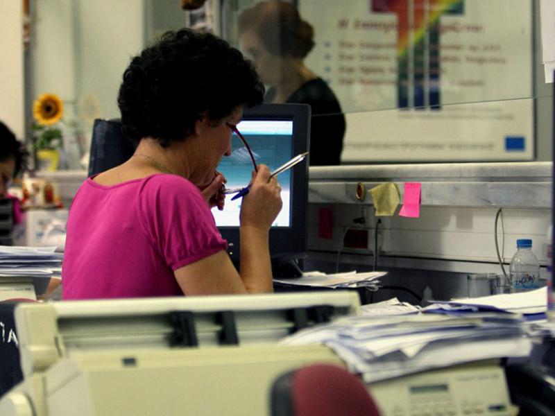 Δημόσιος υπάλληλος σε γραφείο εργάζεται